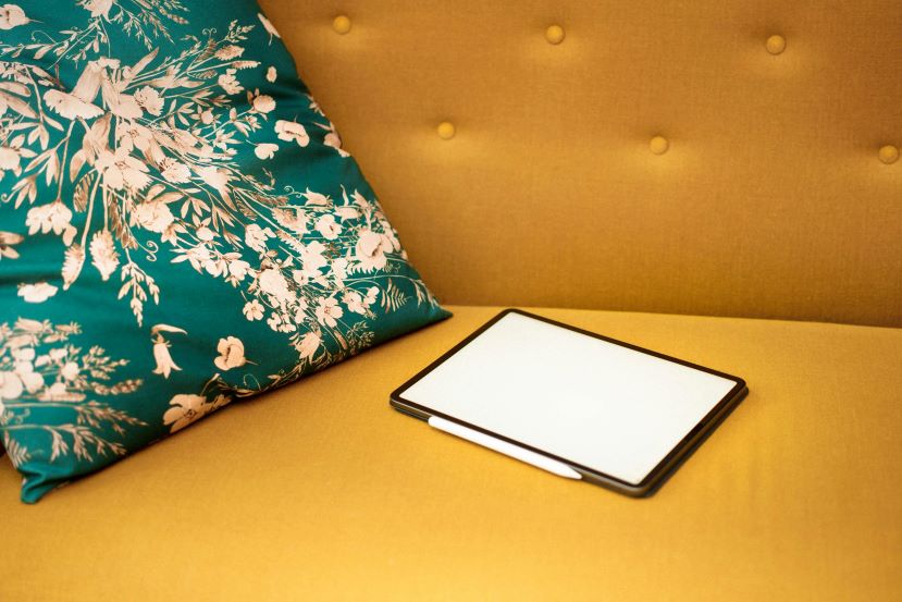 ipad en sofa Ipad sobre sofá amarillo
